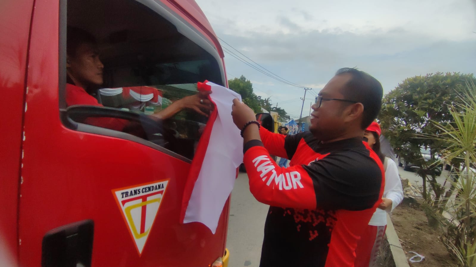 Pemkab Kutim Kobarkan Semangat Nasionalisme dengan Bendera Merah Putih