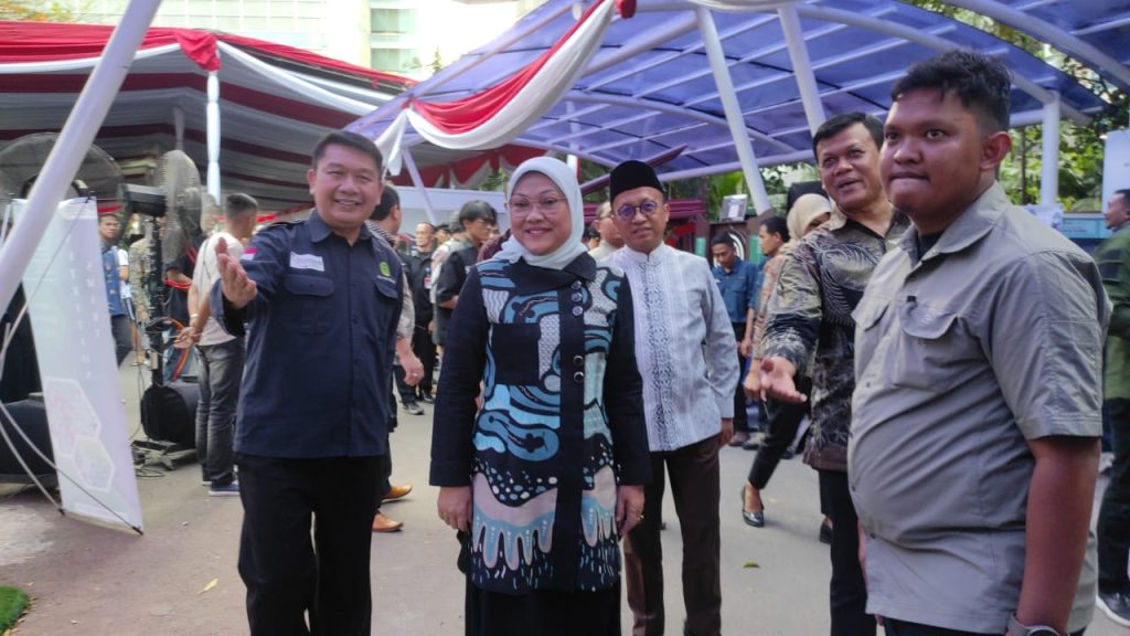 menaker ida fauziyah samangi stand pameran transafe