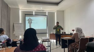 Trainer beraksi dalam Pelatihan Sales Dan Marketing Transafe - PT Tenaga Kerja Kompeten Indonesia