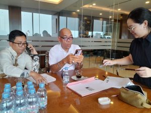 Pawenary dan Tomi Wahyu menandatangani dokumen PT Sertifikasi Pelatihan Indonesia di The Prominence